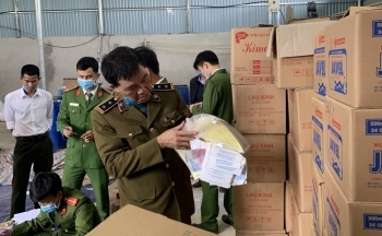 Thanh Hóa: Phát hiện cơ sở sản xuất nước giặt, nước tẩy rửa giả mạo D-nee, Javel