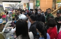 Tình trạng chen lấn mua khẩu trang y tế, nước sát trùng giảm