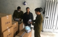 Hà Nội: Phát hiện người Trung Quốc thu gom 50 thùng khẩu trang y tế
