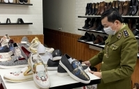 Lạng Sơn: Tạm giữ 40 đôi giầy thể thao ADIDAS có dấu hiệu hàng giả