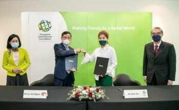 Trao Kỷ niệm chương “Vì hòa bình, hữu nghị giữa các dân tộc” cho Quỹ Quốc tế Singapore