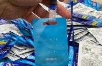 Tạm giữ 35 chiếc thẻ đeo chống virus do nước ngoài sản xuất