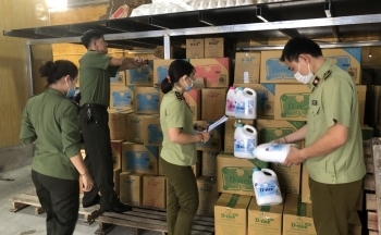 Triệt phá cơ sở sản xuất nước giặt giả mạo nhãn hiệu Dnee