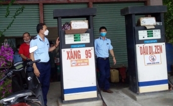 Quản lý thị trường Nam Định xử phạt cơ sở kinh doanh xăng dầu ghi biển hiệu không đầy đủ