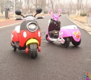 Cẩn thận với xe điện Vespa cho trẻ em