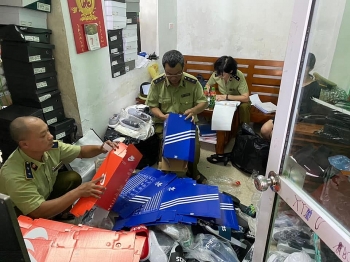Thu giữ hơn 5.000 giày nhái Adidas, Nike rao bán trên Zalo