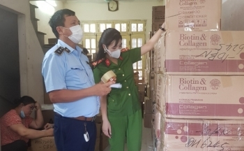 Hà Nội: Phát hiện 4 tấn hàng hóa có dấu hiệu nhập lậu