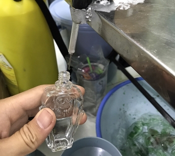 Long An: Phát hiện một cơ sở sản xuất dầu gió giả với số lượng lớn