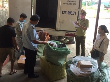 Hàng may mặc nhập lậu có hiện tượng tăng trở lại khi thời tiết chuyển mùa