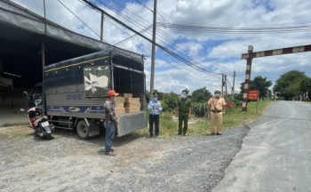 Tiền Giang: Phát hiện gần 2.000 chai phân bón lá không được lưu hành tại Việt Nam