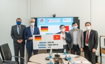 Đức hỗ trợ Việt Nam máy móc y tế để điều trị Covid-19