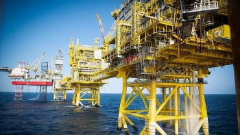 Giá dầu vượt ngưỡng 100 USD/thùng do căng thẳng Nga - Ukraine