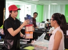 High-tech e-commerce, low-tech delivery