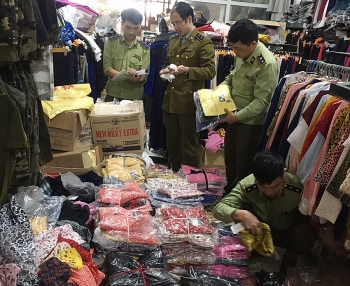 Ninh Bình: Tiêu hủy lượng lớn khẩu trang và quần áo giả mạo nhãn hiệu Gucci, Zara, Nike