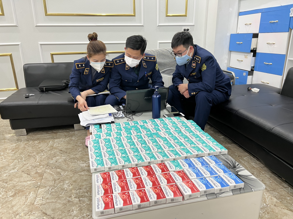 Thu giữ hàng nghìn kit test nhanh và thuốc điều trị Covid-19 