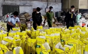 Phát hiện nhiều sản phẩm không rõ nguồn gốc trong công ty phân bón tại An Giang