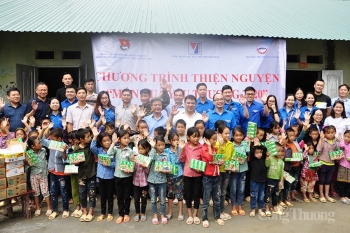 Tuổi trẻ Bộ Công Thương trao “Món quà yêu thương” tới học sinh địa đầu Tổ quốc