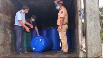 Tiền Giang: Phát hiện 4 tấn dầu nhờn vi phạm nhãn hàng hóa