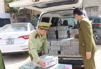 Lạng Sơn: Bắt giữ gần 7.000 túi chân gà ướp gia vị và gần 1.000 lon bia nhập lậu