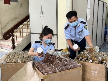 Phú Yên: Tạm giữ số lượng lớn thực phẩm và hàng gia dụng không rõ nguồn gốc