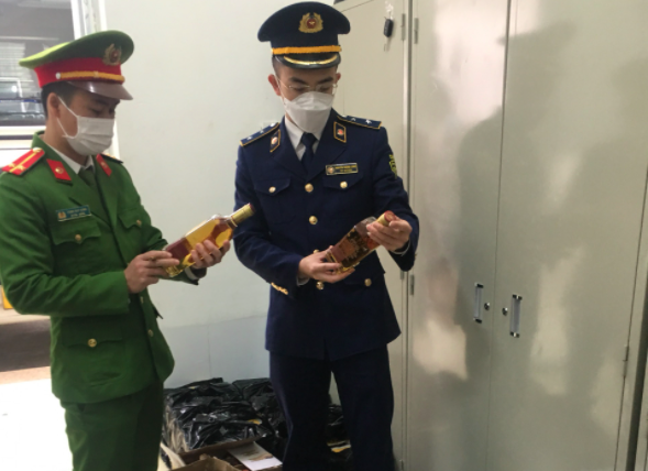 Thanh Hóa: Phát hiện 150 chai rượu có dấu hiệu nhập lậu trên đường vận chuyển