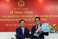 Tổng giám đốc Toyota Việt Nam nhận Bằng khen của Bộ trưởng Bộ Công Thương