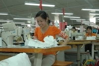 Công nhân nữ sau tuổi 35: Nỗi lo bị sa thải