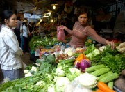 Giá xăng giảm, giá thực phẩm vẫn đứng yên