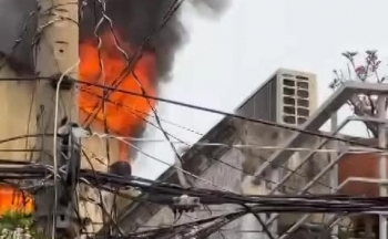 TP. HCM: Lửa phừng phực cháy trong căn nhà ở quận Phú Nhuận