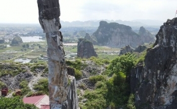 Cận cảnh Hòn Vọng Phu ở Thanh Hóa có thể đổ sập bất cứ lúc nào