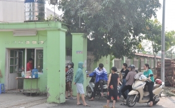 Tổng giám đốc về nước, công nhân bị nợ lương xuyên đêm túc trực tại công ty