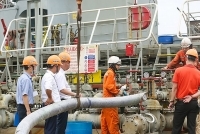 Tiếp nhận chuyến tàu dầu gốc đầu tiên