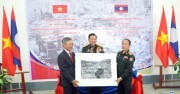 Trao bộ ảnh đường Hồ Chí Minh tặng Bảo tàng lịch sử Quân đội nhân dân Lào
