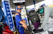 Giữ nguyên giá xăng, giá dầu diesel tăng