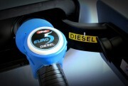 Petrolimex công bố giá bán lẻ dầu diesel 0,001S-V