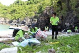 Hơn 100 tình nguyện viên chung tay dọn rác trên Vịnh Hạ Long