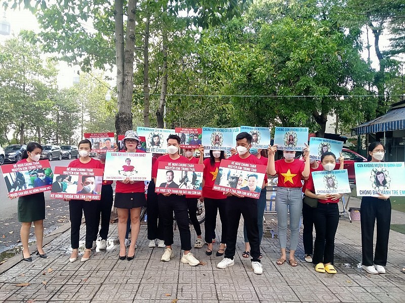 Người dân phản ứng với bản án 8 năm tù của cha đẻ bé gái 8 tuổi bị bạo hành tử vong