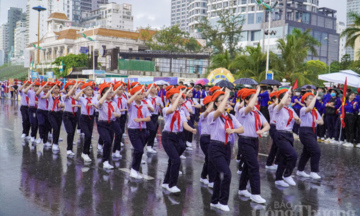Nha Trang: Hàng nghìn học sinh “đội mưa” diễu hành nghi thức Đội, múa dân vũ