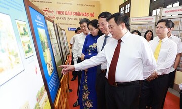 Hành trình theo dấu chân Bác Hồ qua sưu tập tem và bưu ảnh