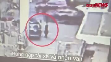 Video thể hiện Hoàng Văn Hưng nhận chiếc cặp số của cựu Thiếu tướng Nguyễn Anh Tuấn