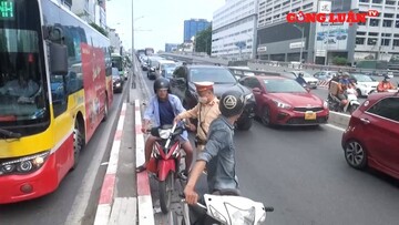 Nhiều người vẫn bất chấp nguy hiểm đi xe máy lên đường Vành đai 2 trên cao