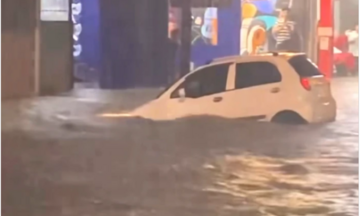 Mưa xối xả, chủ ôtô bất lực nhìn xe bị cuốn trôi trên đường phố Bình Dương