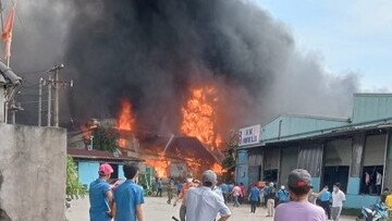 Công ty gỗ ở Bình Dương cháy lớn, nhiều công nhân tháo chạy thoát thân