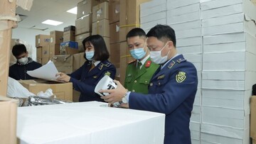 Lực lượng chức năng kiểm tra kho hàng Mailystyle