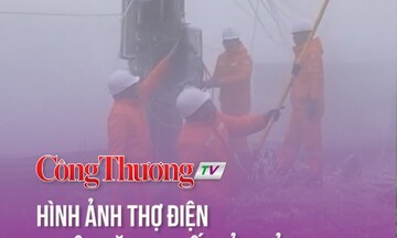 Hình ảnh thợ điện xuyên băng tuyết đảm bảo lưu thông dòng điện