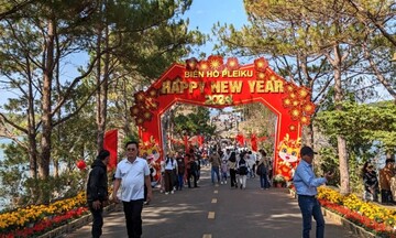 Biển hồ Pleiku đông nghẹt khách du xuân ngày mùng 4 Tết