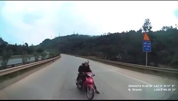 Lào Cai: Xe máy đi ngược chiều va chạm xe chở rác trên cao tốc, 4 người tử vong