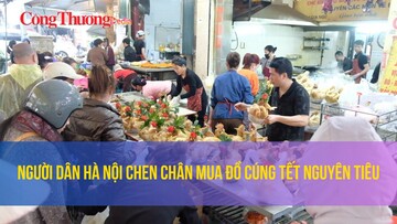Người dân Hà Nội chen chân mua đồ cúng Tết Nguyên tiêu