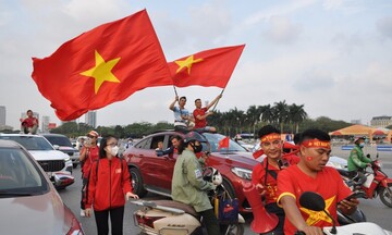 Cổ động viên nhuộm đỏ sân Mỹ Đình trước đại chiến Việt Nam và Indonesia