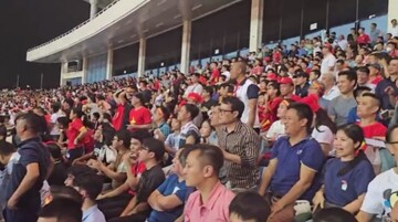 Cổ động viên khuấy động trong trận đấu giữa Việt Nam và Indonesia